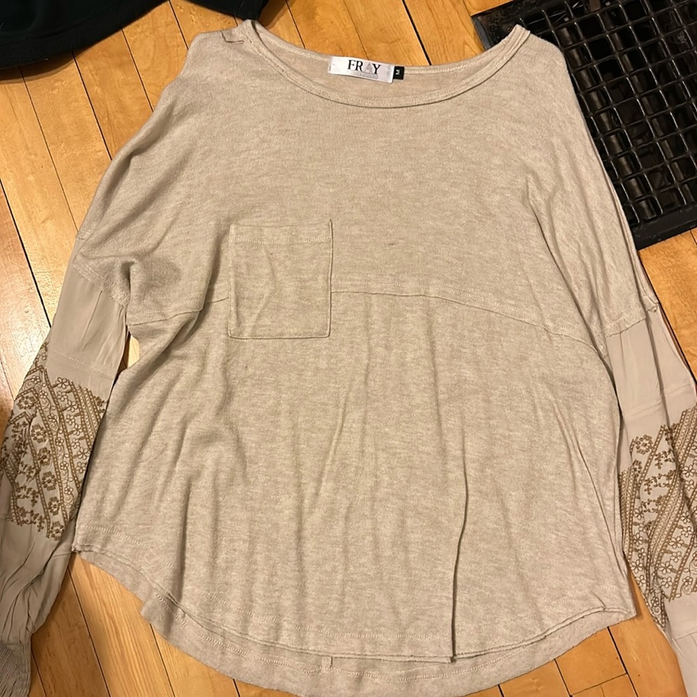Local store size medium cream sweater with sleeve detail